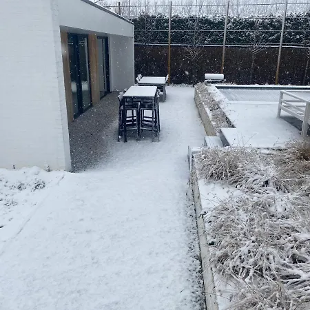 Met 3 Slaapkamers 3badkamers Zwembad Afrit E17 *