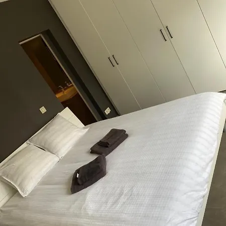 Met 3 Slaapkamers 3badkamers Zwembad Afrit E17