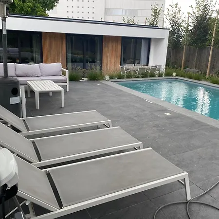 Met 3 Slaapkamers 3badkamers Zwembad Afrit E17 Villa *